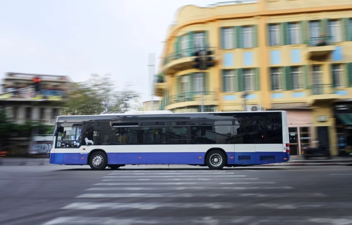 האם מותר להתפלל בישיבה באוטובוס? הרב אברהם ישעיהו בן חמו משיב על השאלה 