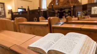 האם מותר להתפלל 18 בישיבה?