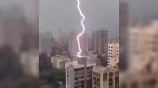 מדהים: ברק פוגע בלב בירת הודו