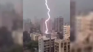 מדהים: ברק פוגע בלב בירת הודו