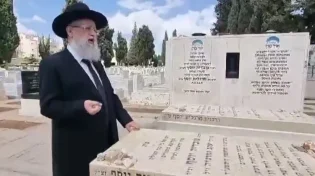 הרב הראשי בתפילה על ציונו של מרן