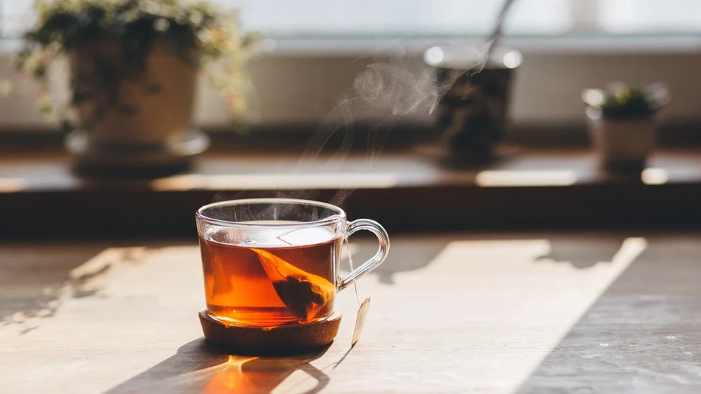 האם מותר לשתות תה או קפה חם בשבת?