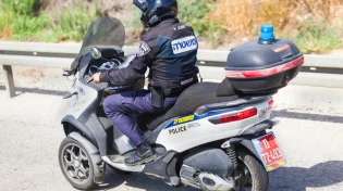 צפו: רוכב האופנוע דרס את השוטר