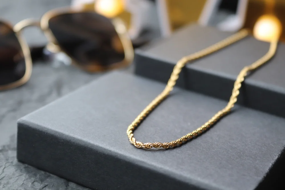 האם מותר לענוד תכשיטים לנשים בלבד?