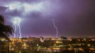 טרגדיה על המגרש: כדורגלן נהרג מפגיעת ברק