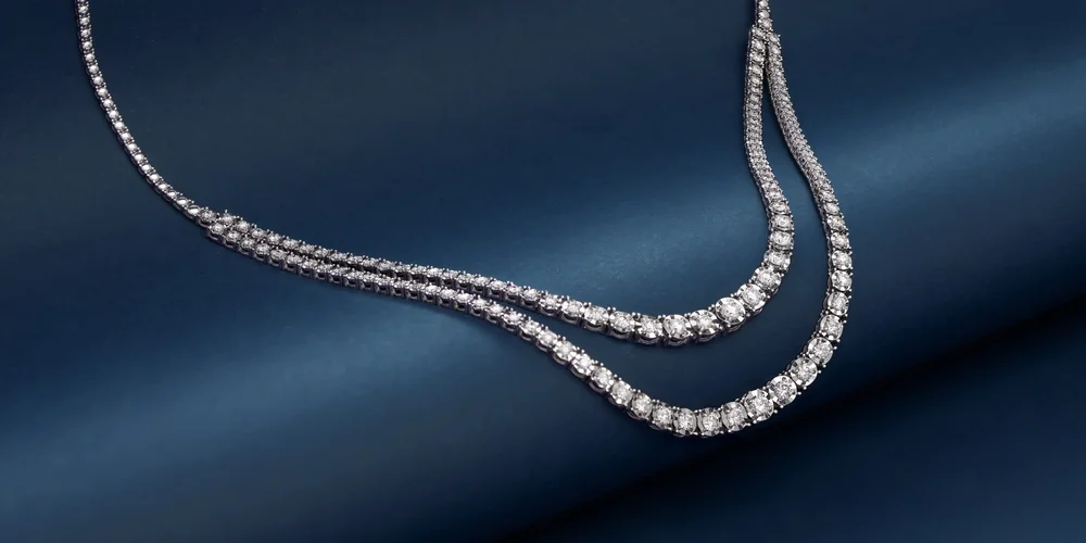 האם מותר לענוד תכשיטים במהלך תפילה?