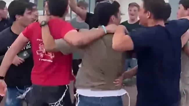 צפו: התלמידים פצחו בריקוד עם חלקי הטיל