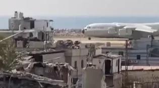 המטוס הענק נחת על רקע השכונה המופגזת