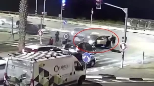 צפו: ראש המועצה שלף את הנהג והרכב התלקח