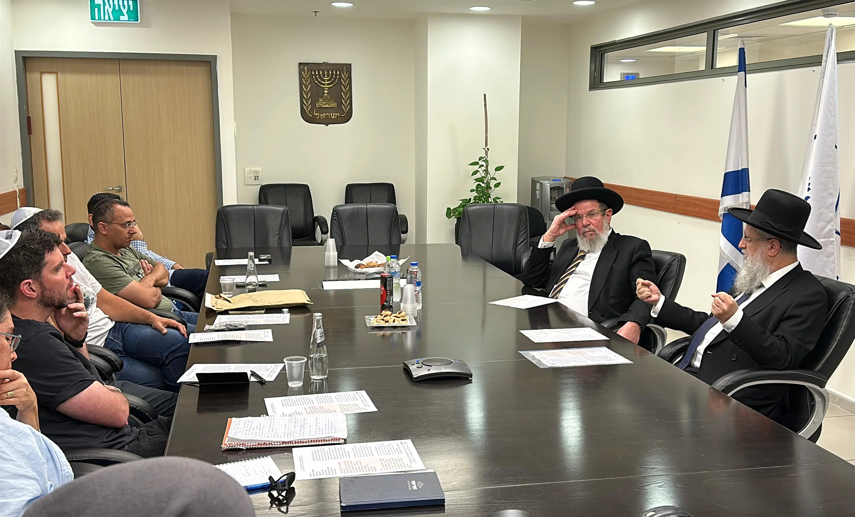 הרבנים הראשיים אירחו את משפחות החטופים: "נדבר על זה עם נתניהו"