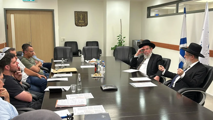 הרבנים הראשיים אירחו את משפחות החטופים: "נדבר על זה עם נתניהו" הרבנים הראשיים אירחו את משפחות החטופים: "נדבר על זה עם נתניהו"