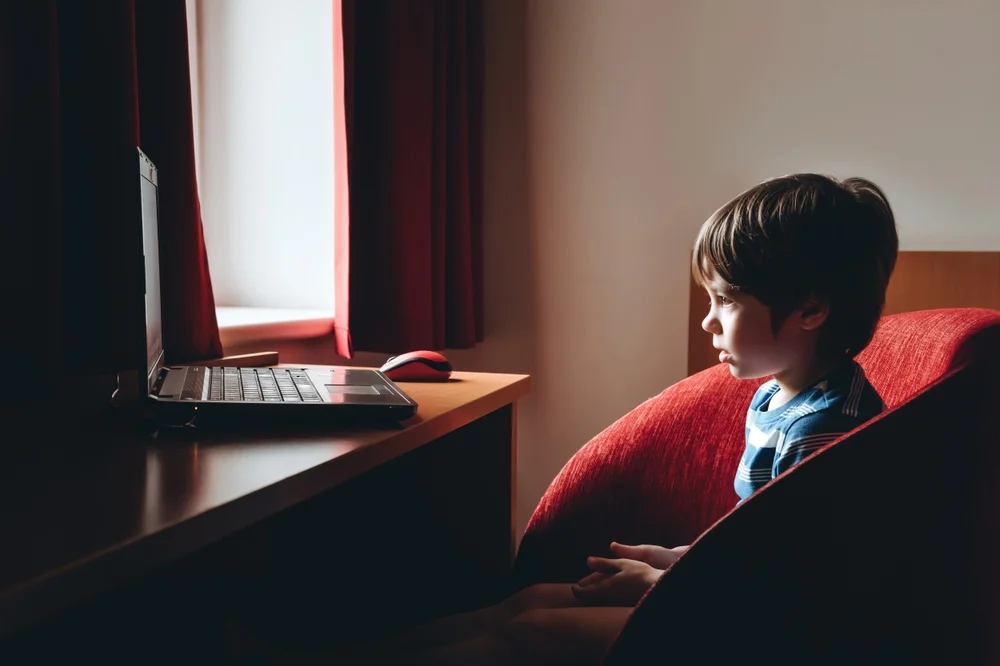 זו ההשפעה המזיקה של המסכים על חיינו 