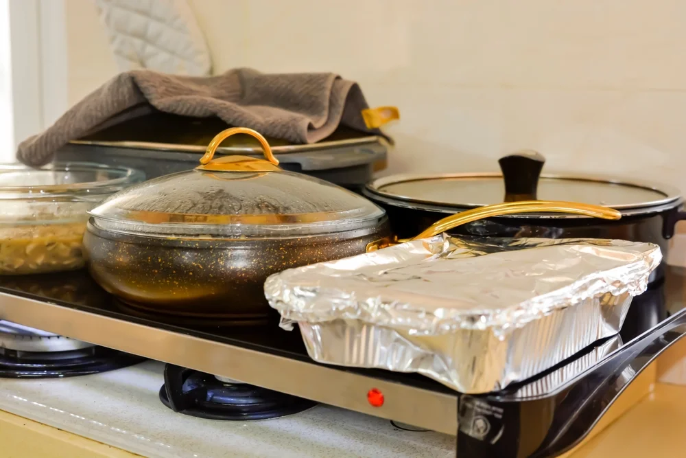 האם מותר להעביר אוכל מסיר אחד לשני כאשר שניהם על הפלטה?