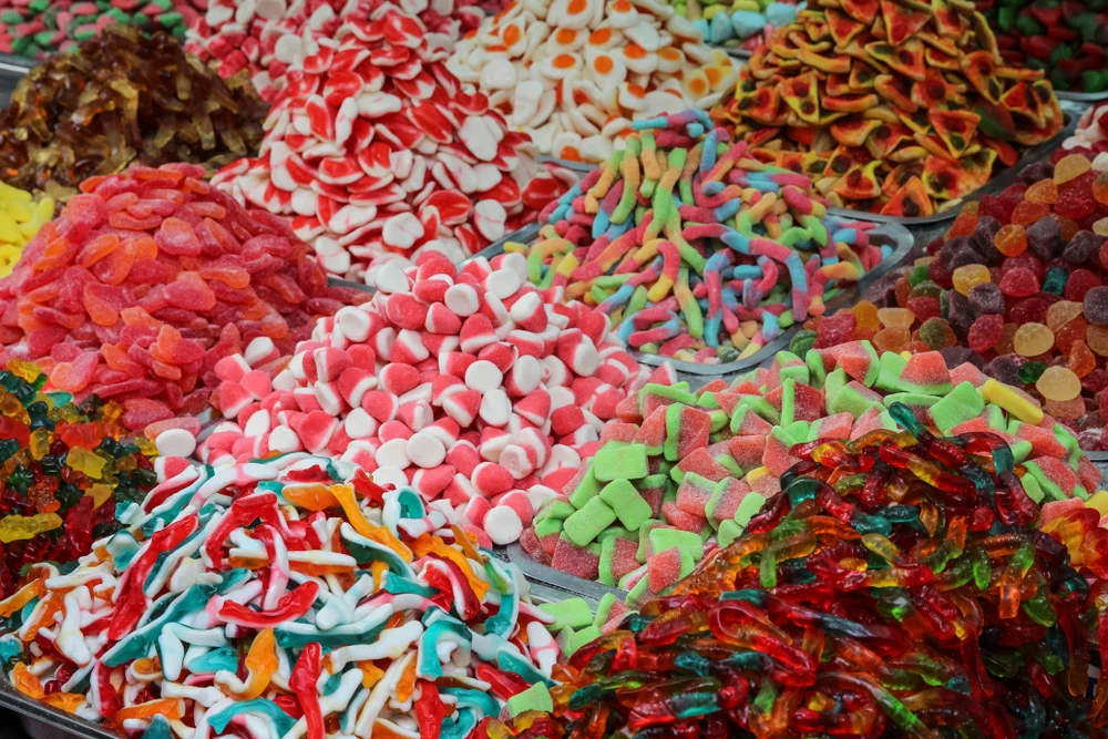 הפסק של פוסק הדור: האם מותר לחלק ממתקים לילדים ביום כיפור?