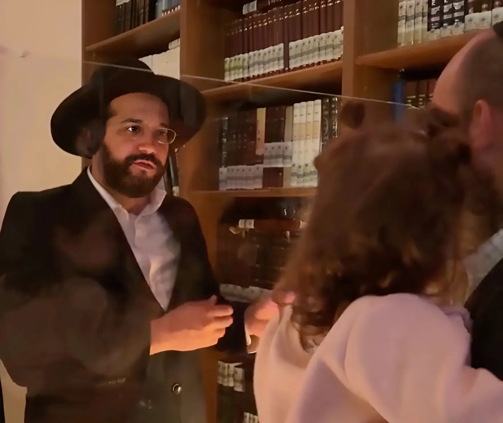 "כל תינוק הוא נס": ביקור מרגש אצל ה'ינוקא' עם ילדה שהפכה סמל לאמונה ותקווה