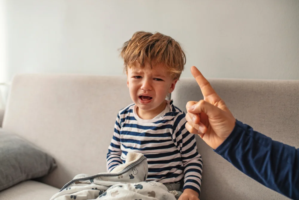 מדוע אסור לכם לעולם לגעור בילד ליד אנשים? מדוע אסור לכם לעולם לגעור בילד ליד אנשים?