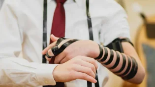 קם באחת בצהריים והתפלל בטעות שחרית. מה זה נחשב לו?