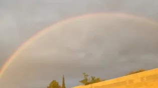 קשת ענק מעל הכביש
