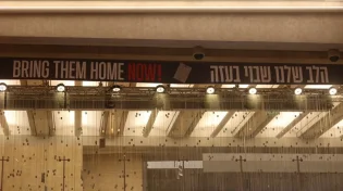 אימה של החטופה בעצרת: "הערבות היא מה שמייחד אותנו"