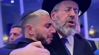הניצול מהנובה, רועי אסרף, בוכה מהתרגשות לצד הרב לאו