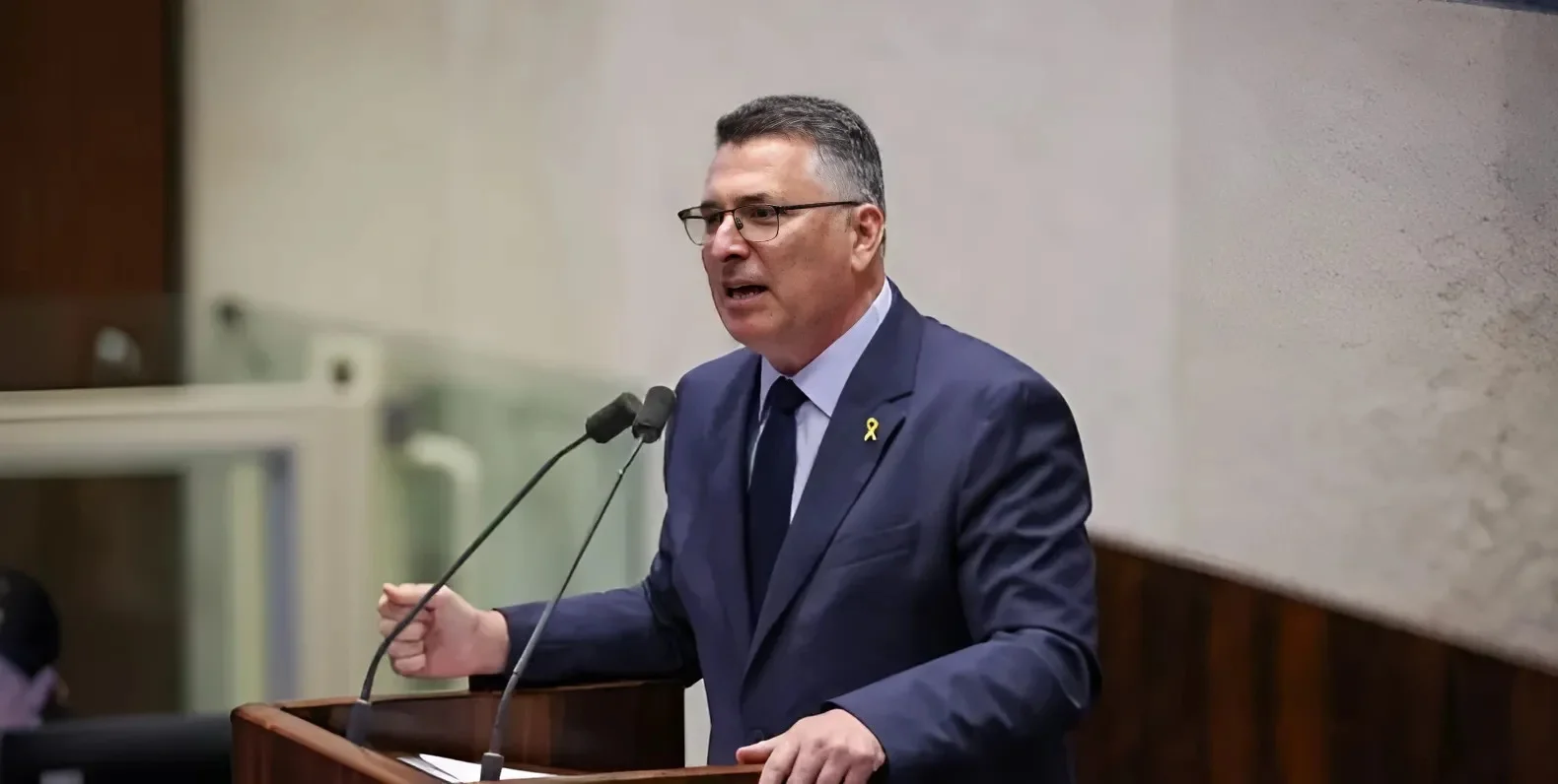 שר החוץ סער תוקף את תולי מדבקות ההסתה על בית ספר ילדיו שר החוץ סער תוקף את תולי מדבקות ההסתה על בית ספר ילדיו