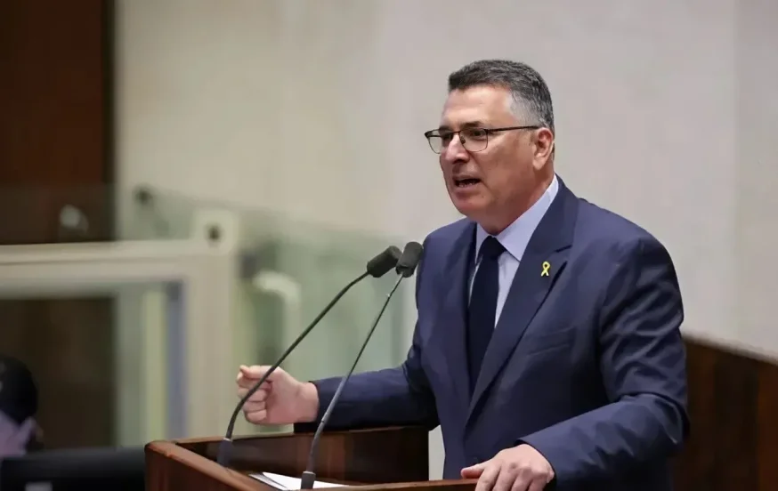 שר החוץ סער תוקף את תולי מדבקות ההסתה על בית ספר ילדיו שר החוץ סער תוקף את תולי מדבקות ההסתה על בית ספר ילדיו