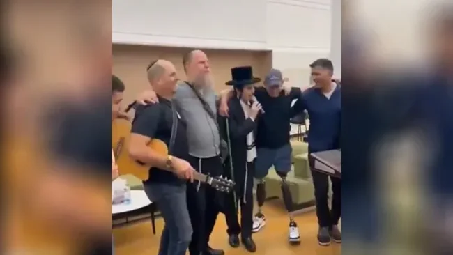 הזמר החסידי שגרם ללוחם קטוע הרגליים לרקוד
