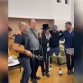 הזמר החסידי שגרם ללוחם קטוע הרגליים לרקוד