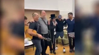 הזמר החסידי שגרם ללוחם קטוע הרגליים לרקוד