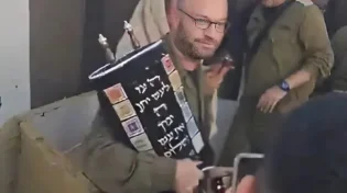 נפילה בבית הכנסת, ספר התורה והתפילין ניצלו
