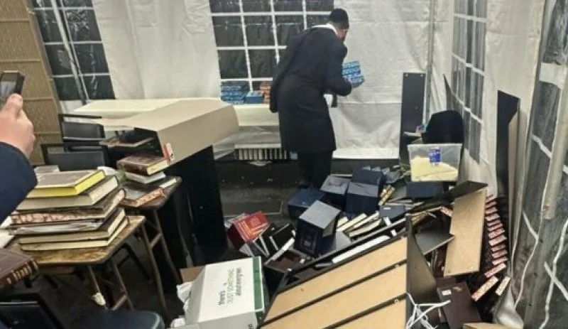 זעזוע בניו יורק: ספרי קודש הושחתו והושלכו לפח בבית כנסת זעזוע בניו יורק: ספרי קודש הושחתו והושלכו לפח בבית כנסת
