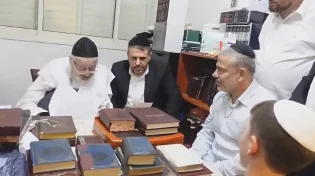 "אצלנו מתפללים שלוש פעמים ביום על החטופים": ינון מגל בביקור מרגש