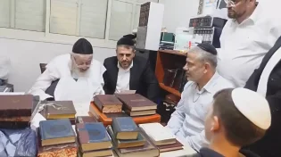 "אצלנו מתפללים שלוש פעמים ביום על החטופים": ינון מגל בביקור מרגש