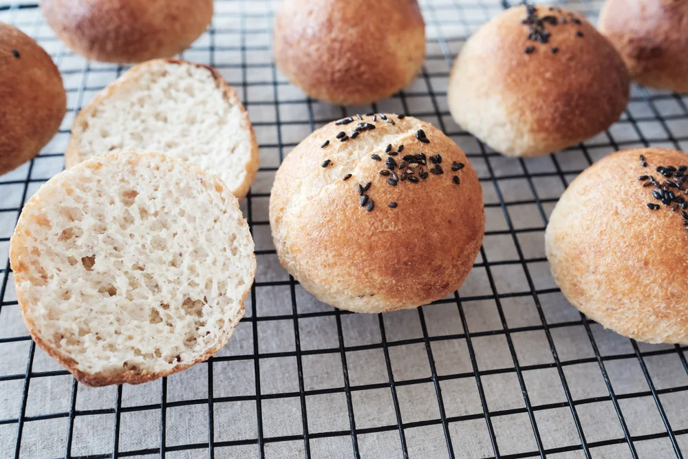 מתכון ללחמניות קיטו עם גרעינים ועשבי תיבול מתכון ללחמניות קיטו עם גרעינים ועשבי תיבול
