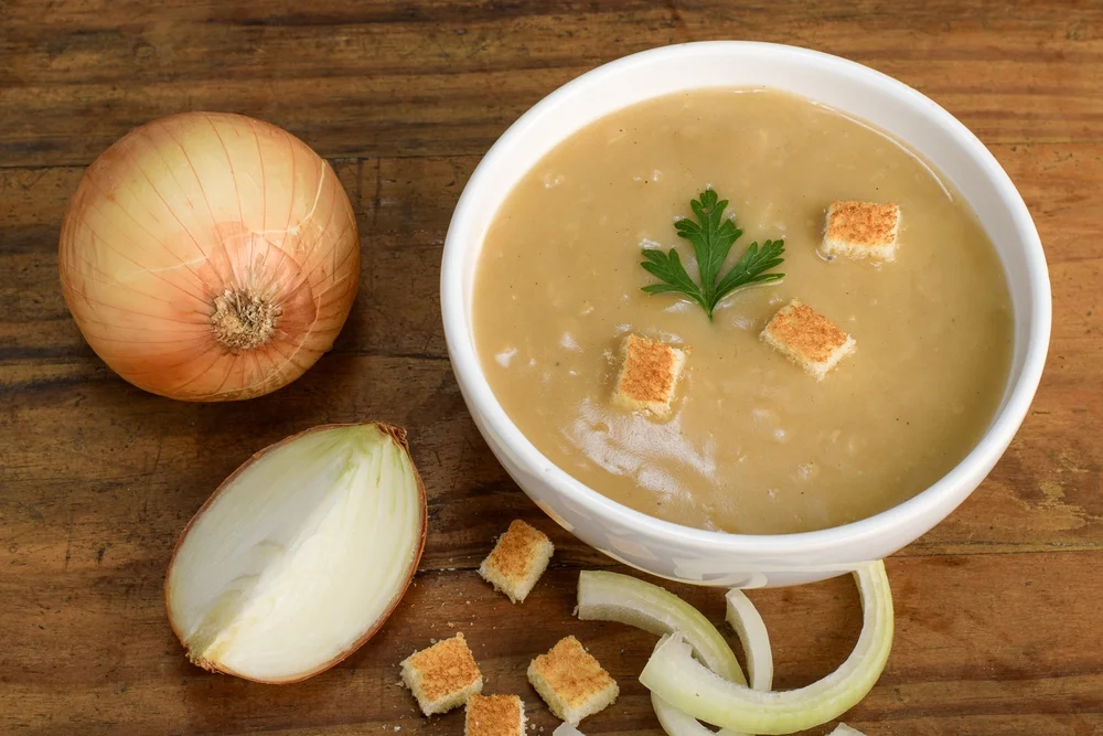 מרק בצל מנחם שמתאים בדיוק לחורף מרק בצל מנחם שמתאים בדיוק לחורף