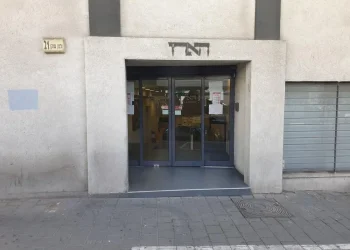 עיתון הארץ פיטר עיתונאי ימני בטענה של "התגוננות"