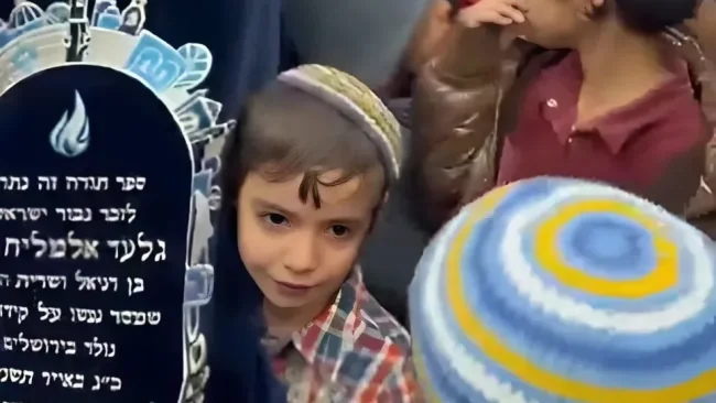 דמעות. היתום בפיוט מצמרר עם הספר תורה
