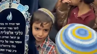 דמעות. היתום בפיוט מצמרר עם הספר תורה