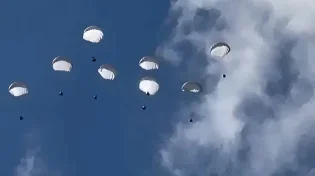 בינתיים בעזה מצניחים סיוע מהאוויר