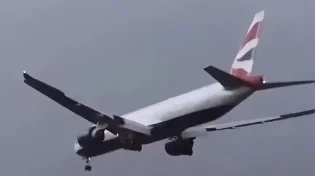 תיעוד דרמטי: נחיתה לא מוצלחת של מטוס בזמן סערה
