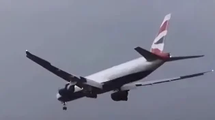 תיעוד דרמטי: נחיתה לא מוצלחת של מטוס בזמן סערה