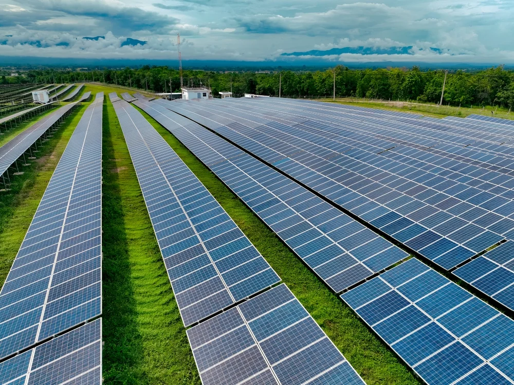 המהפכה הירוקה: כיצד אנרגיה סולארית משנה את העולם שלנו