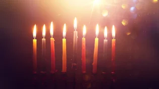 האם נשים חייבות בהדלקת נרות חנוכה?