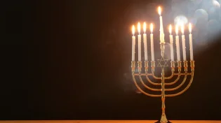 האם מותר להדליק נרות חנוכה בבית כנסת?
