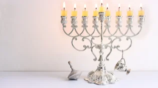 האם יש לברך על נרות חנוכה בשבת?