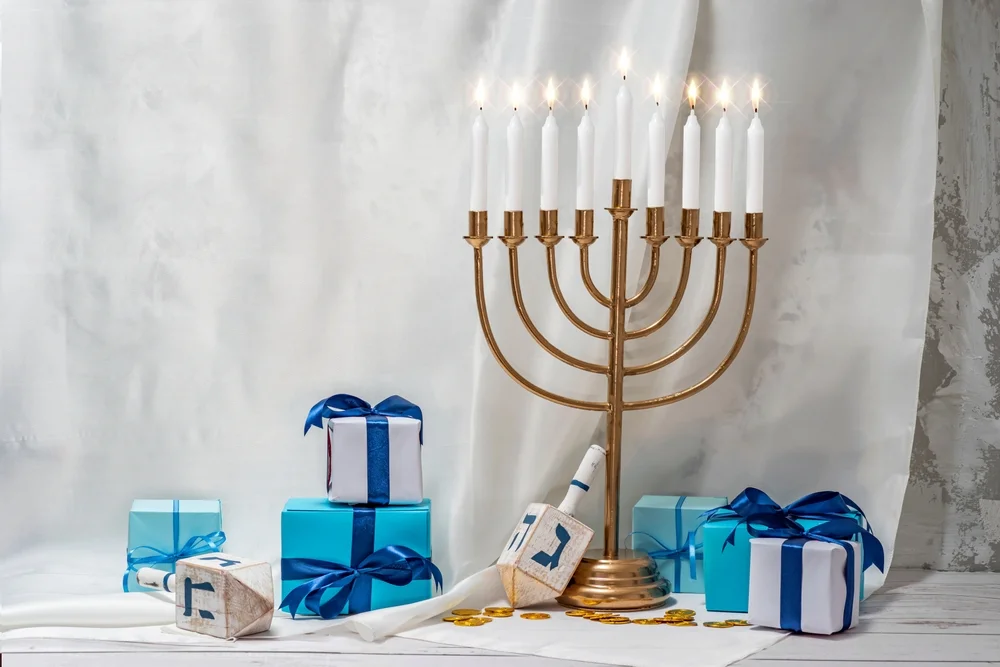 מדוע חוגגים את חנוכה שמונה ימים? הרב אברהם ישעיהו בן חמו משיב על השאלה מדוע חוגגים את חנוכה שמונה ימים? הרב אברהם ישעיהו בן חמו משיב על השאלה