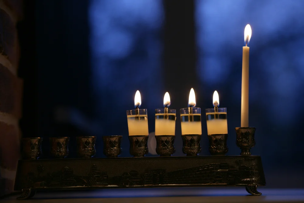 איך לנהוג במקרה של חוסר בנרות חנוכה? הרב אברהם ישעיהו בן חמו משיב על השאלה 