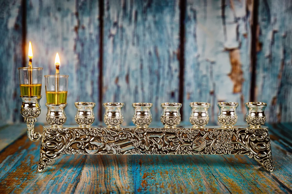 האם יש להדליק נרות חנוכה גם לילדים קטנים? הרב אברהם ישעיהו בן חמו משיב על השאלה 