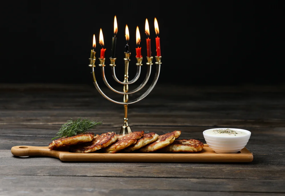 האם יש הבדל בין חנוכייה מכסף לחנוכייה מפלסטיק?הרב אברהם ישעיהו בן חמו משיב על השאלה האם יש הבדל בין חנוכייה מכסף לחנוכייה מפלסטיק?הרב אברהם ישעיהו בן חמו משיב על השאלה