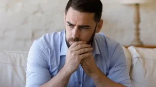 שמים סוף לדאגות: כך משפיעה חשיבה שלילית על המוח